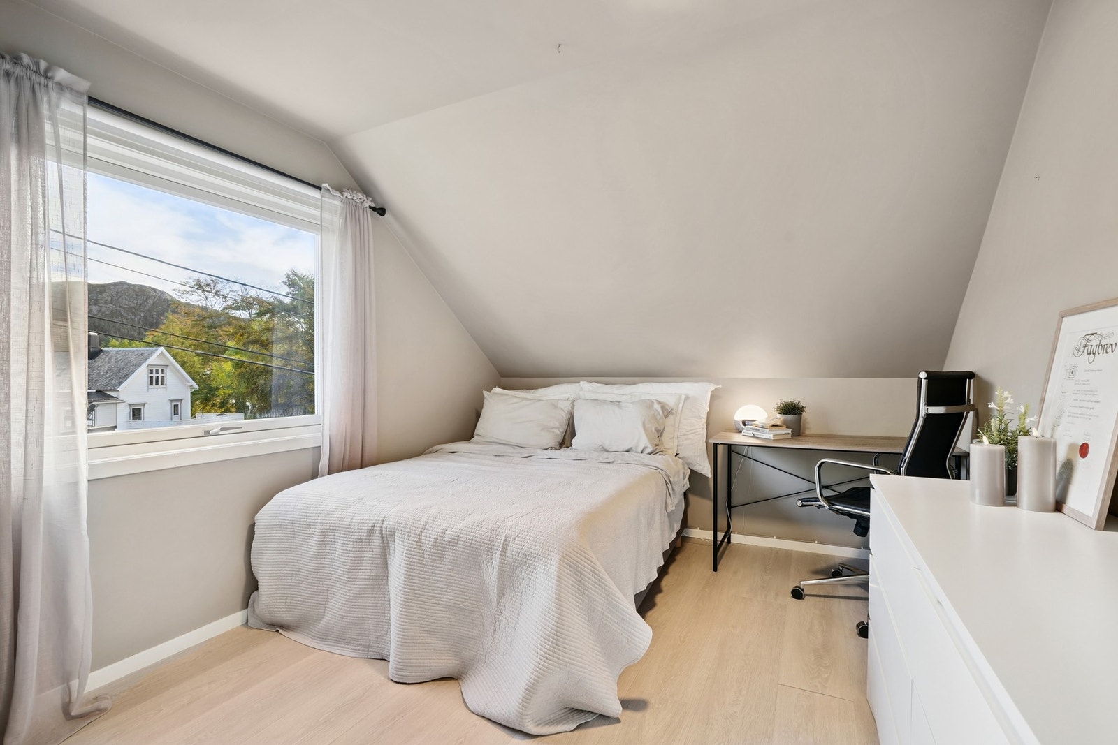 Hovedsoverommet har nytt gulv og malte vegger fra 2023 . Galleribilde