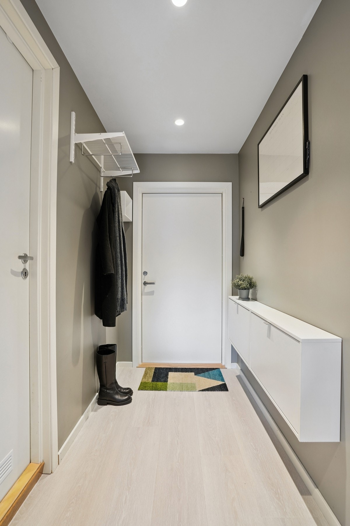 I entréen ble det skiftet ytterdør i 2025. Galleribilde