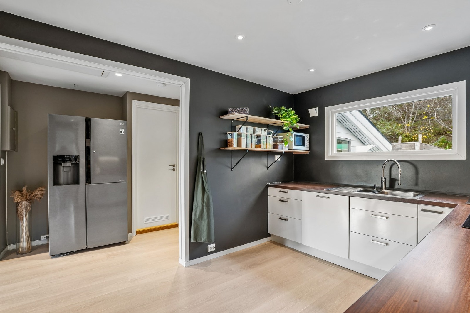 Kjøkkenet har fin størrelse og vindu fra 2025 som slipper inn godt med naturlig lys. Galleribilde