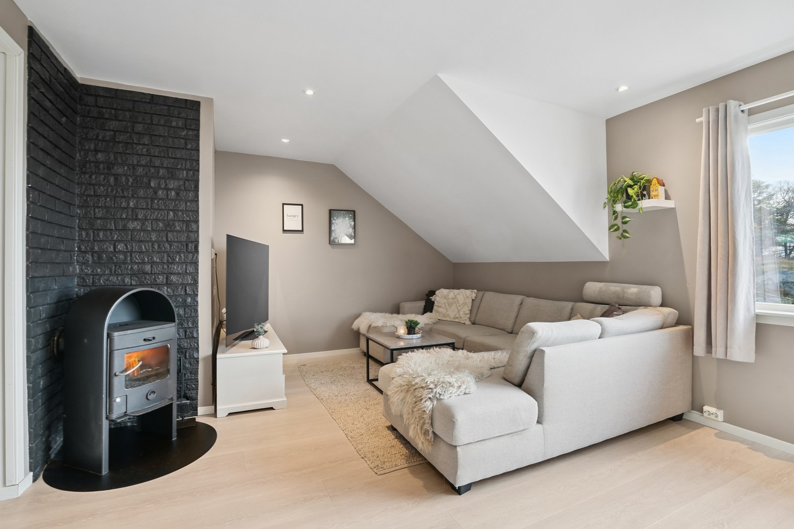 Leiligheten har vært gjennom oppussing og oppgradering i perioden 2019-2025. Galleribilde