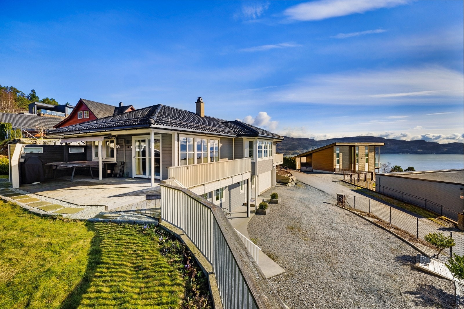 Trapp fra parkering og opp i hagen Galleribilde