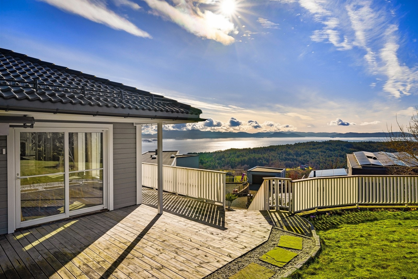 Rundt 140 kvm med plen rundt uteplassen Galleribilde