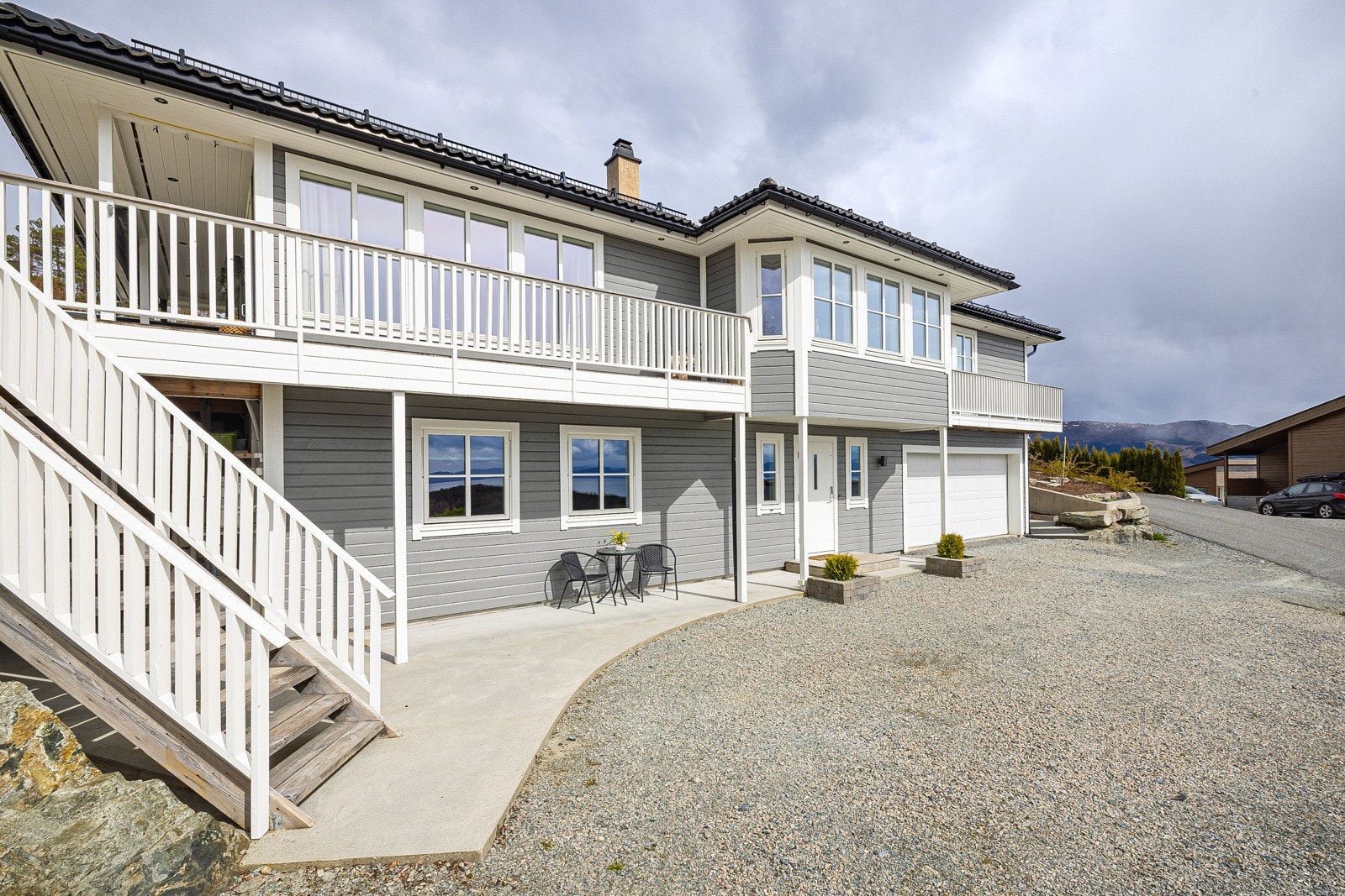 Gruset innkjørsel med god plass til parkering Galleribilde