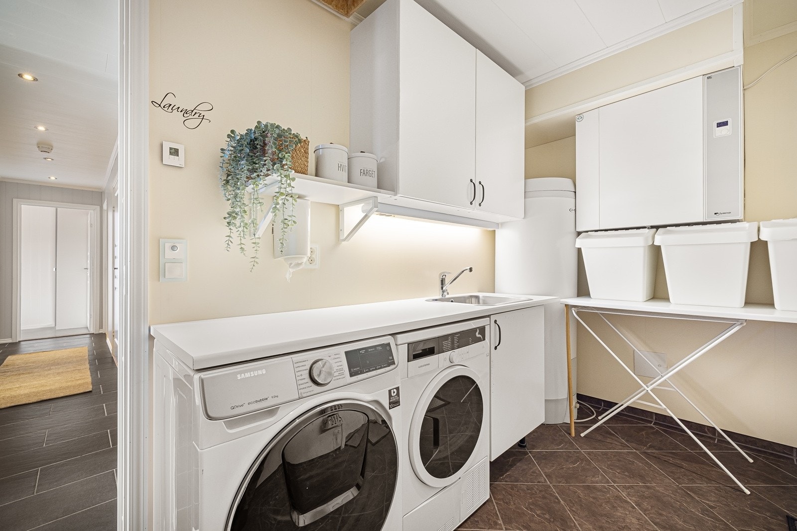 Vaskerommet er tilgjengelig fra gangen og garasjen Galleribilde