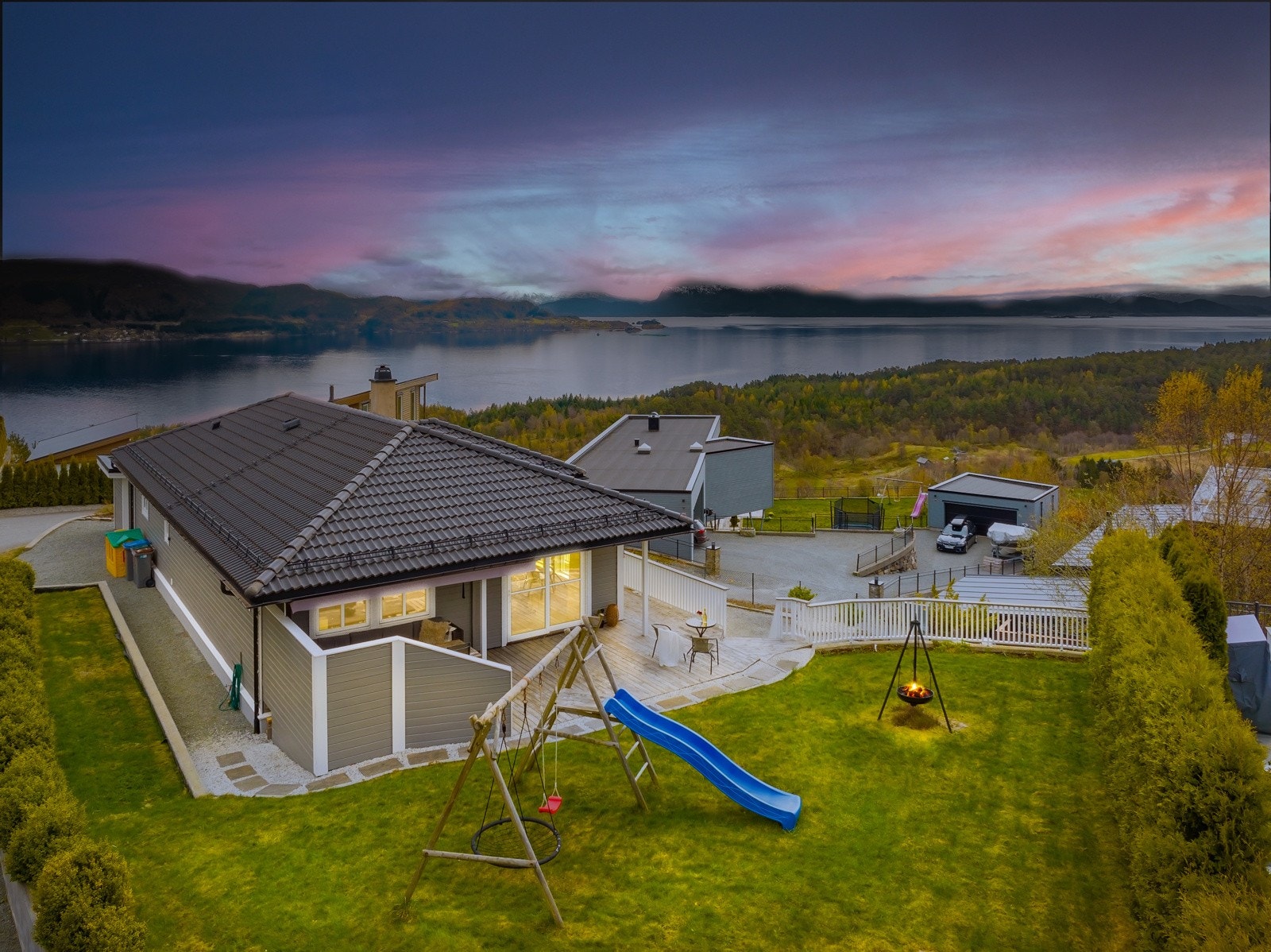 Utelysene styres automatisk av sol oppgang/nedgang Galleribilde