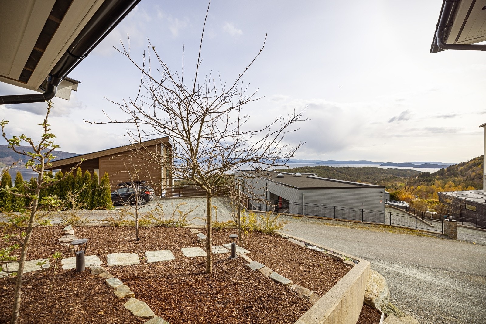 Ved uteboden er det 2 forskjellige epletrør, ripsbusk, plommetre og kirsebærtre. Galleribilde