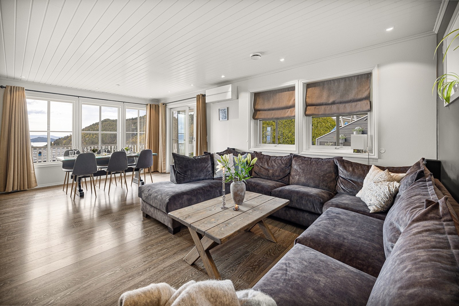 I stuen er det varmepumpe og vedovn Galleribilde