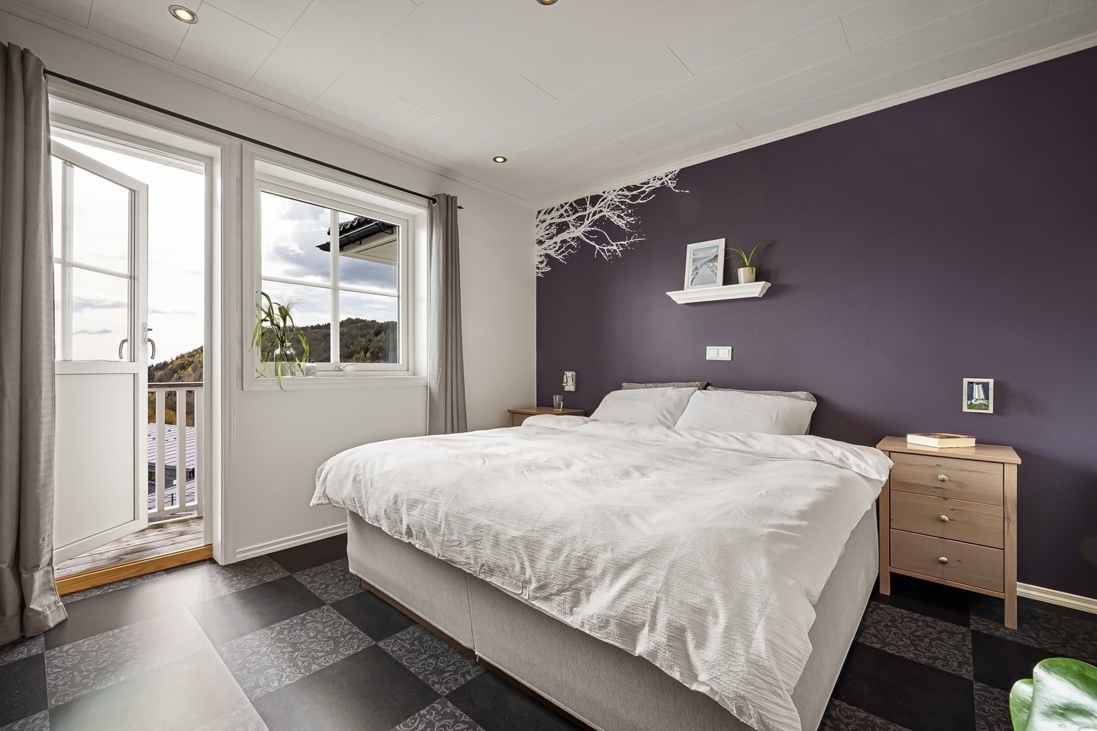 Hovedsoverom med egen balkong og walk-in garderobe Galleribilde