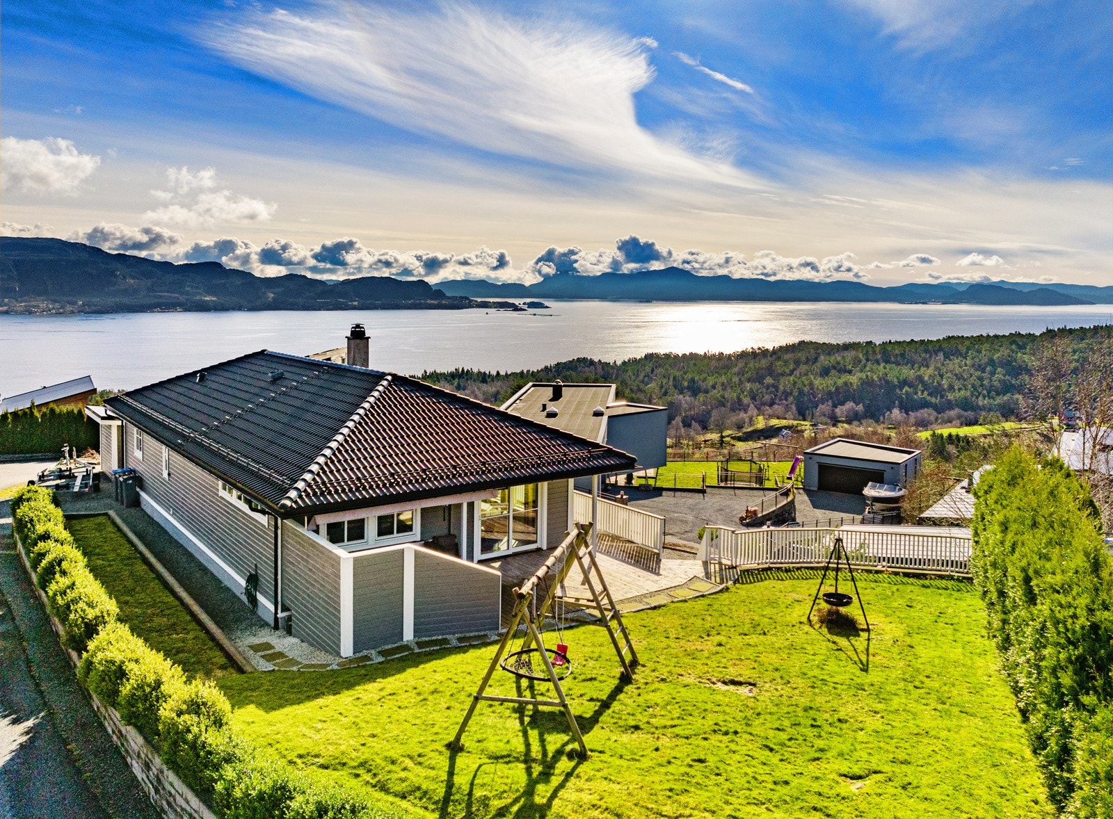 Enebolig over to plan med dobbel garasje og hage Galleribilde