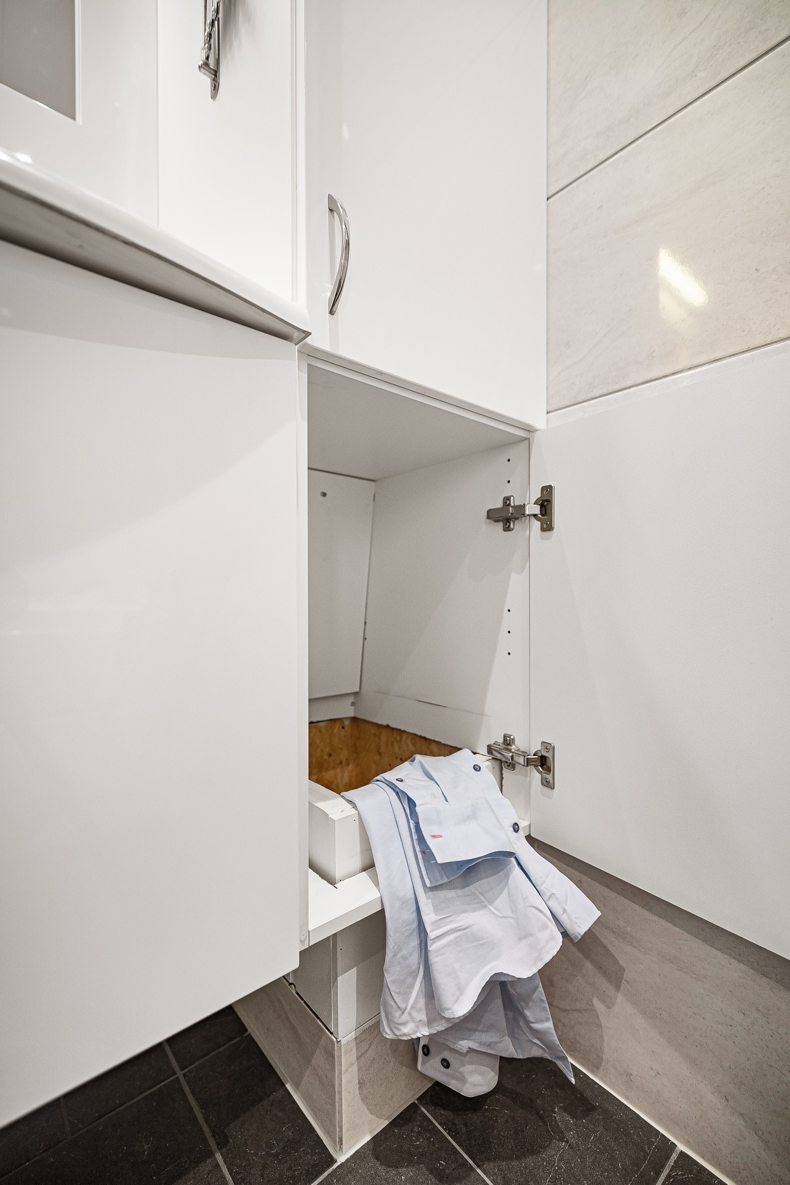 Skittentøys sjakt fra hoved bad ned til vaskerom Galleribilde