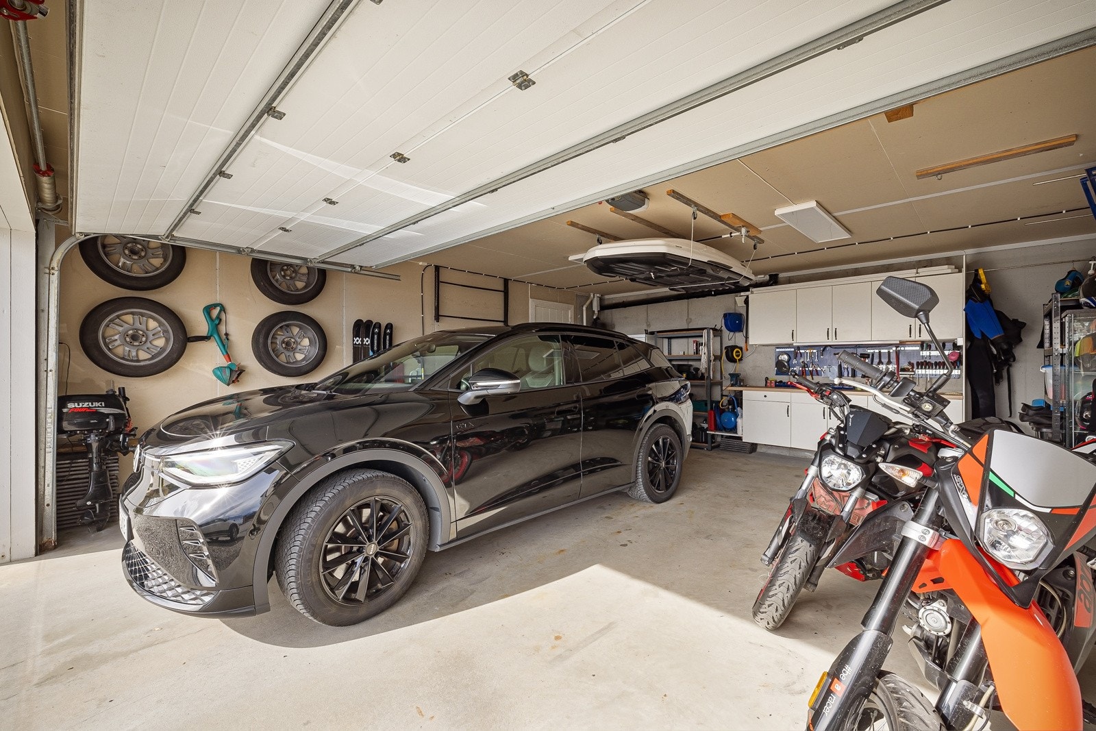 Lading til el-bil i i garasjen Galleribilde