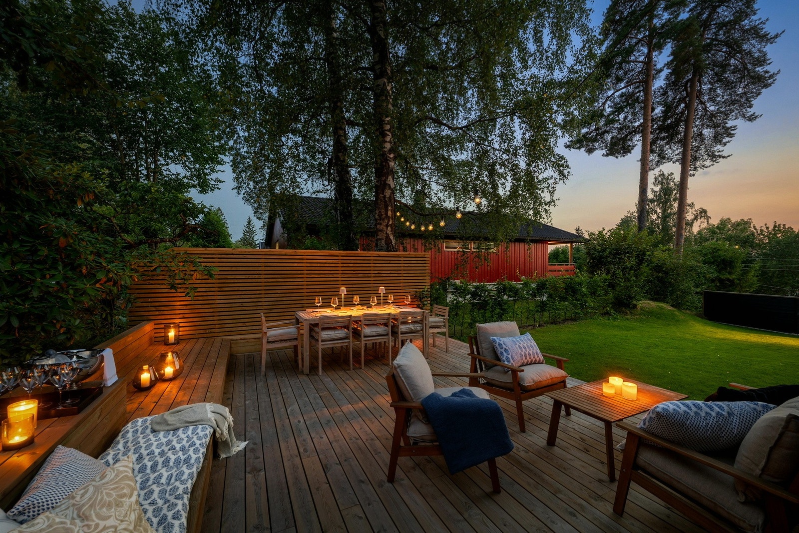 Terrassen fungerer som en naturlig forlengelse av stuen og gir et herlig uterom med plass til både lounge-møbler, spisegruppe og grill. Galleribilde