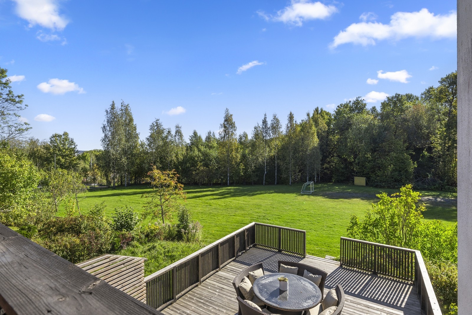 Et familievennlig rekkehus over tre plan, beliggende i et område uten gjennomgangstrafikk. Galleribilde