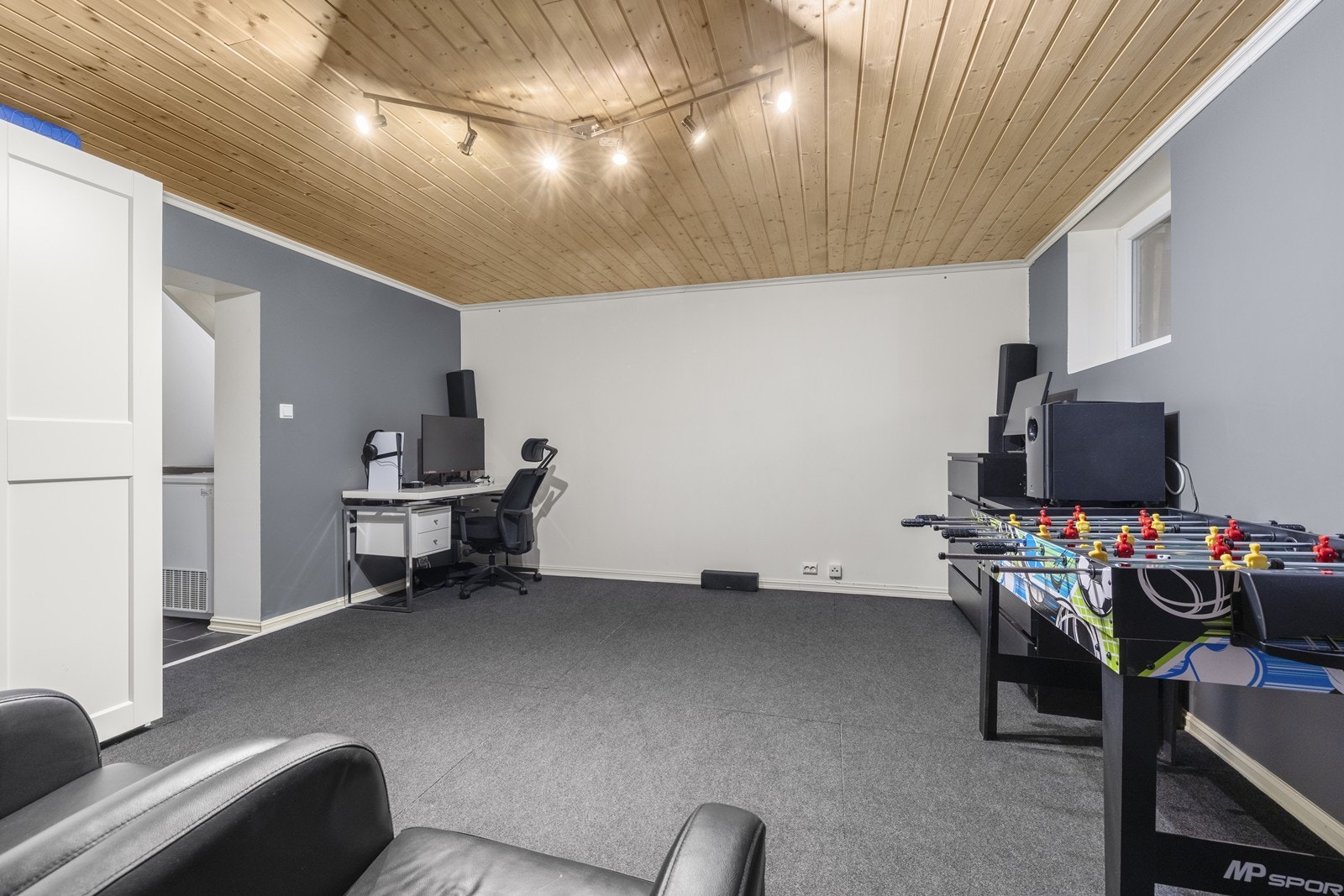 I dag er rommet innredet og benyttet som en TV-stue/filmrom med teppegulv og malte overflater. Galleribilde