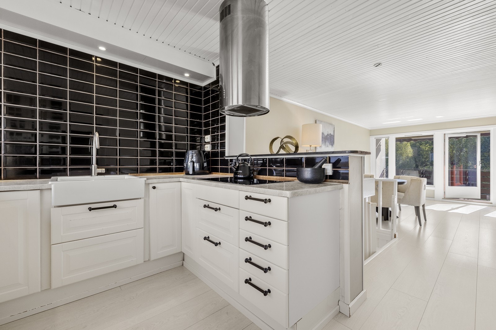 Detaljer som stilig flislagt vegg og punktvis spotbelysning i tak. Galleribilde