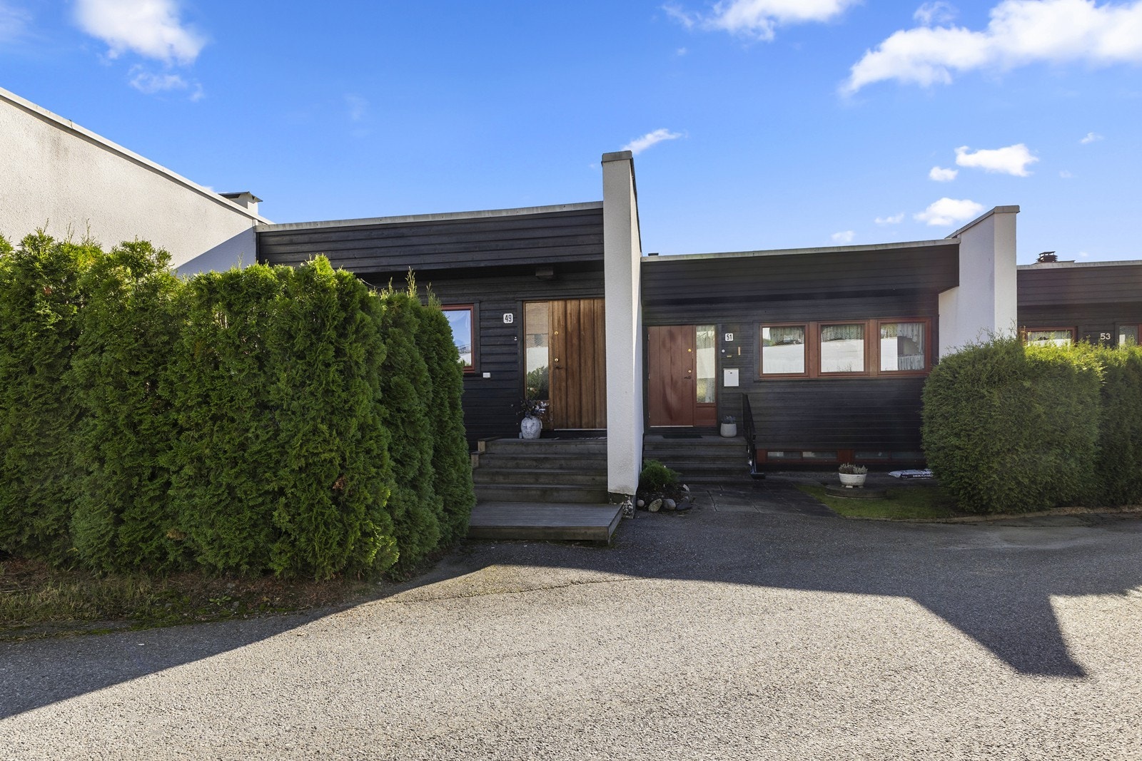 Inngangsparti skjermet med hekk. Galleribilde