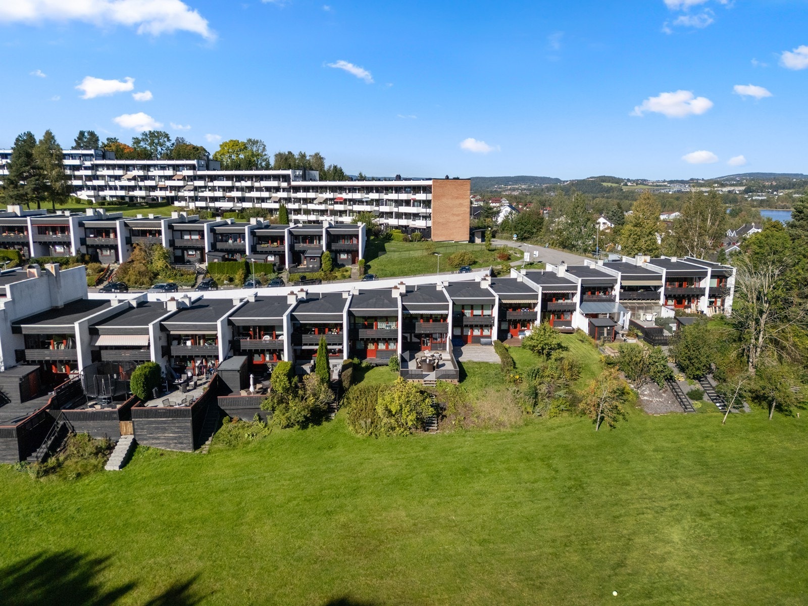 Fra boligen er det kort vei til Strømmen Storsenter, som ligger 16 minutter unna. Galleribilde