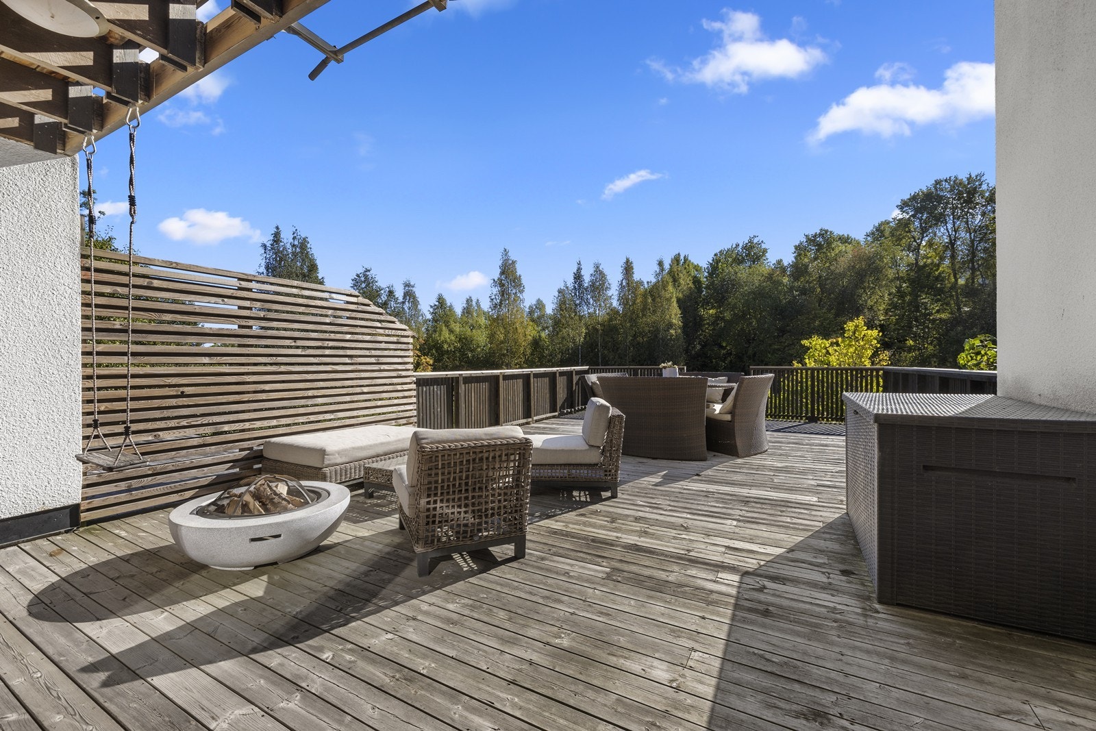 Flott uteområde med terrasse og tilgang til fellesområder. Galleribilde