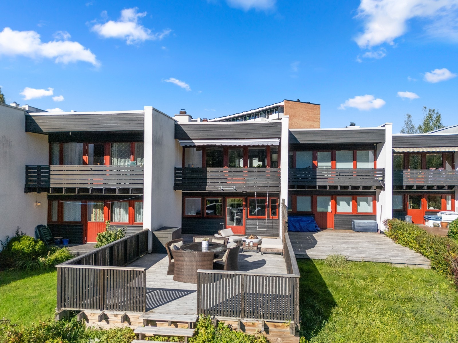 Dette er et innbydende rekkehus med flotte uteområder Galleribilde