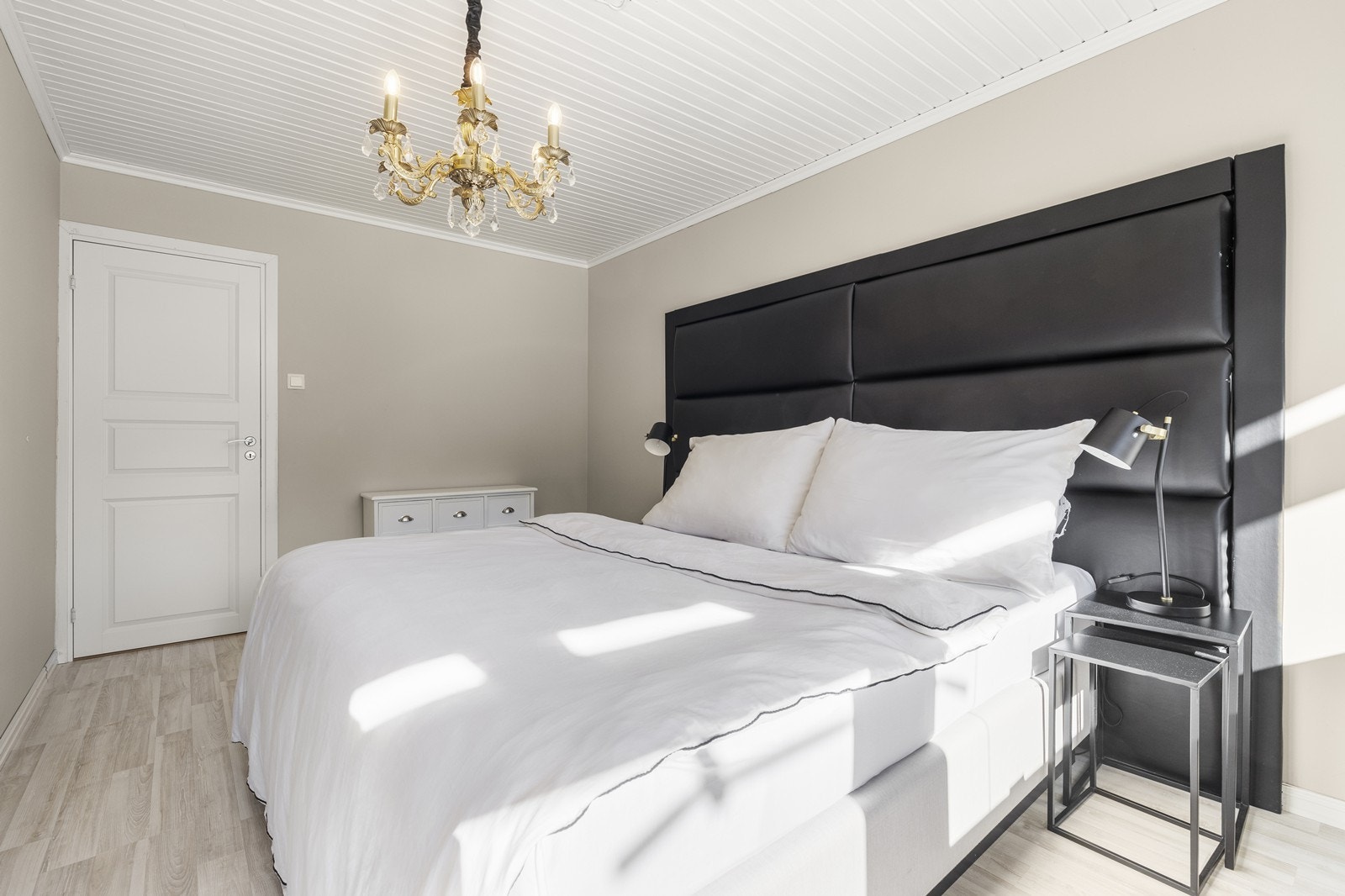 Hovedsoverommet er stort med plass til dobbeltseng og tilhørende nattbord, samt utgang til terrasse. Galleribilde