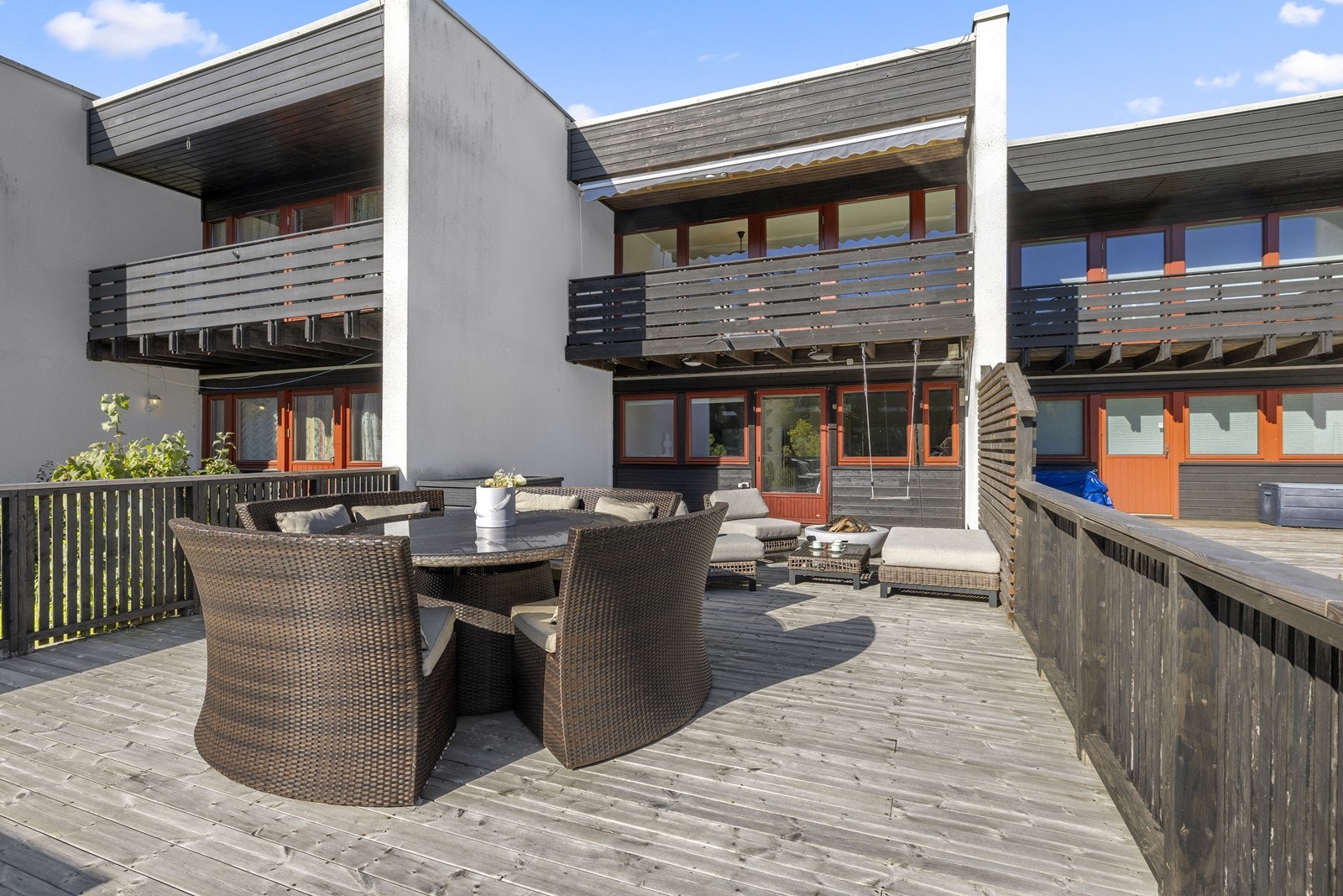 Terrasseområdet har stor plass til utemøbler. Galleribilde