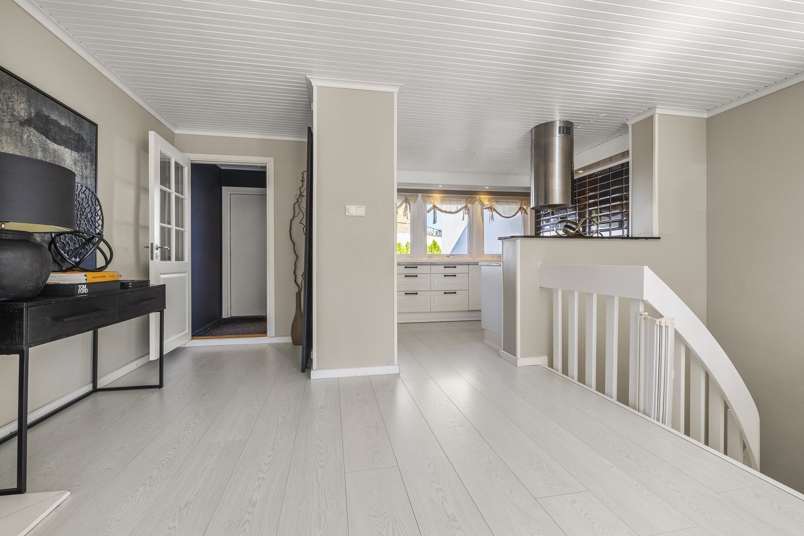 Fra stuen er det trapperom tilgjengelig. Galleribilde