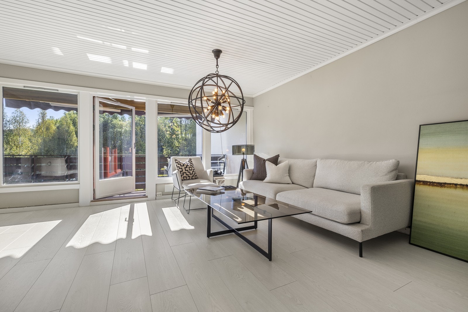 Luftig og innbydende stue i kombinasjon med kjøkken og med utgang til balkong. Galleribilde