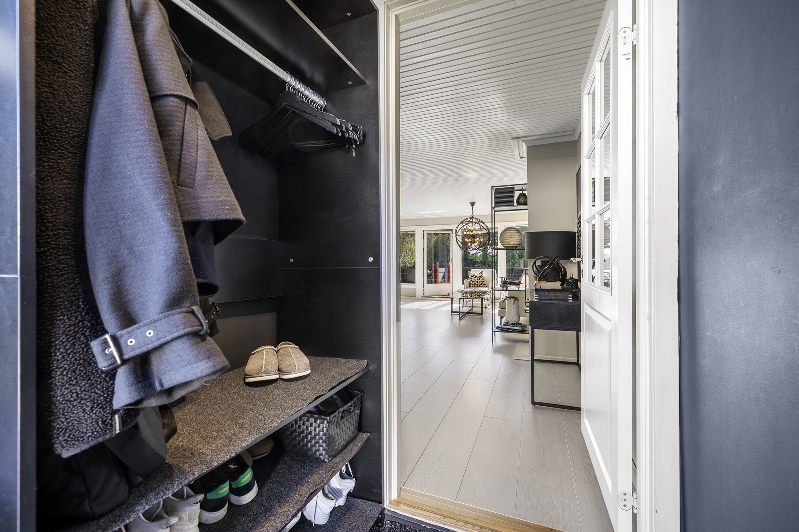 Entré med mulighet for oppheng av yttertøy og plassering av sko. Galleribilde