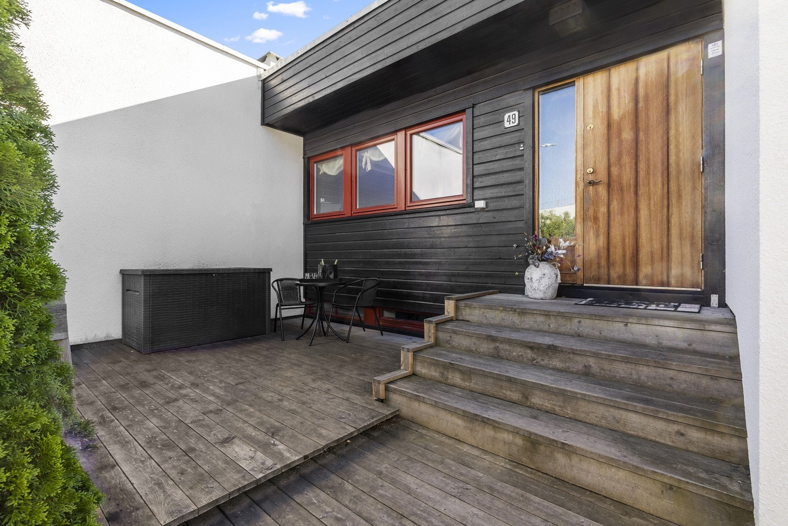 Koselig inngangsparti med en skjermet terrasse Galleribilde