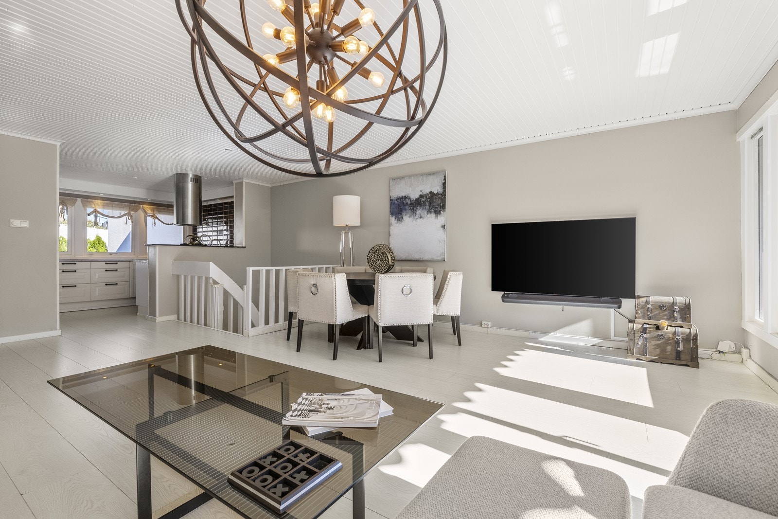 Den åpne løsningen sørger for et sosialt og hyggelig oppholdsrom, og her kan venner og familie samles. Galleribilde