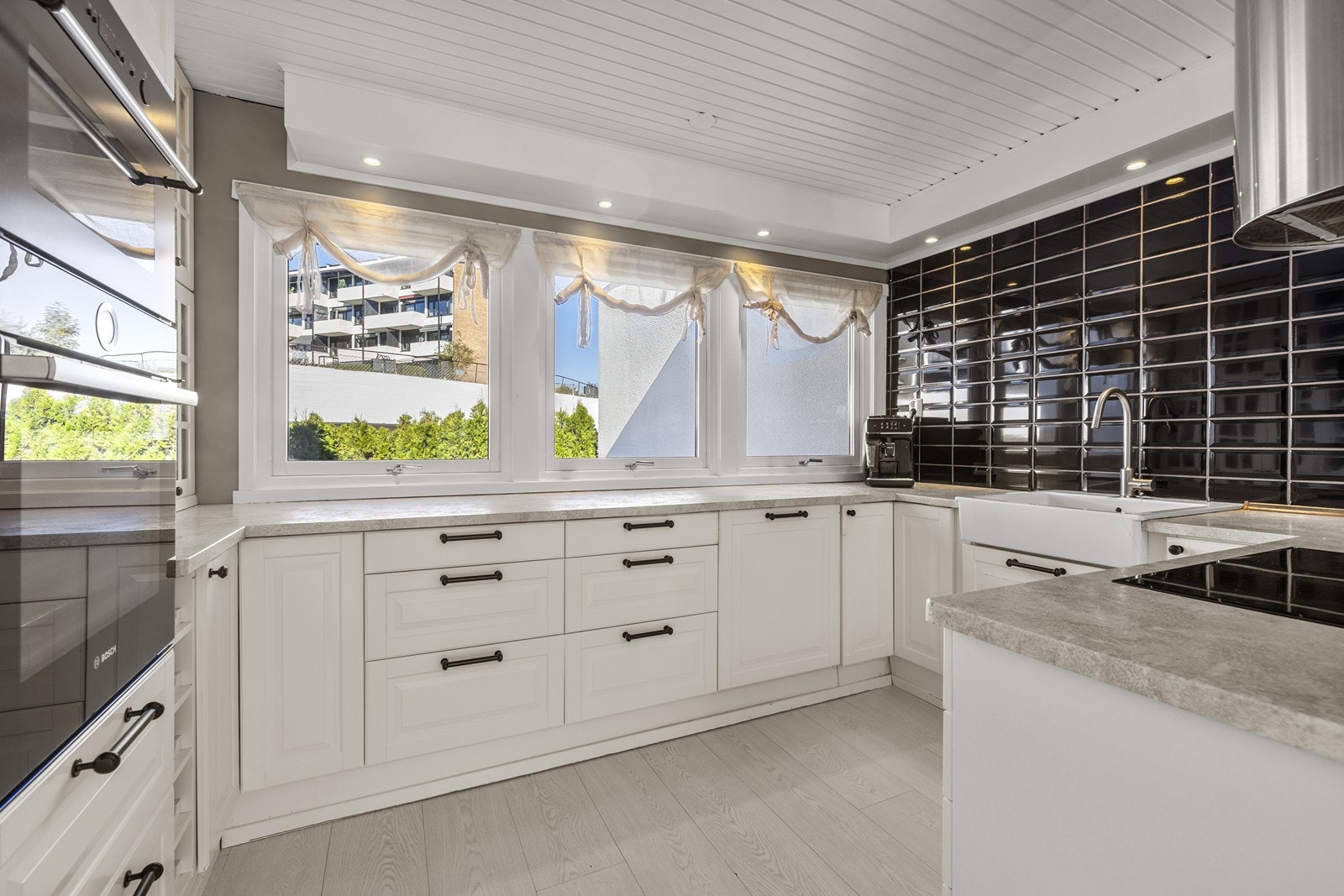 Kjøkken i åpen løsning med stue og med en flott vindusrekke som gir svært gode lysforhold. Galleribilde