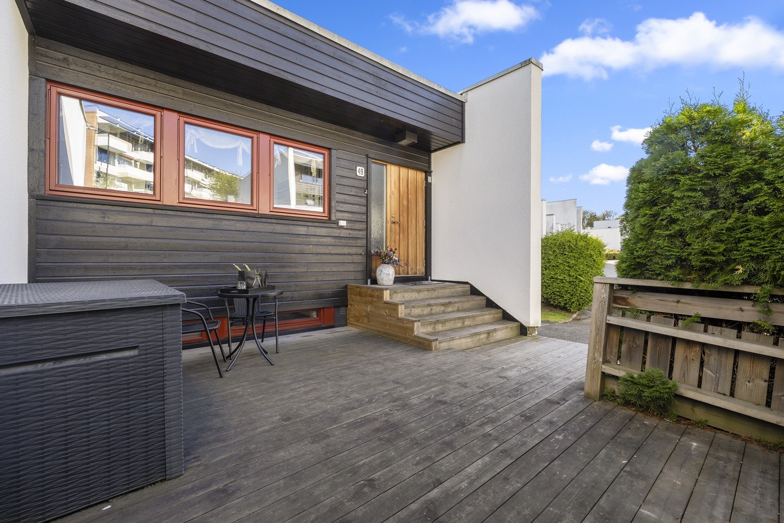 Inngangsparti med plass til en liten sittegruppe. Galleribilde