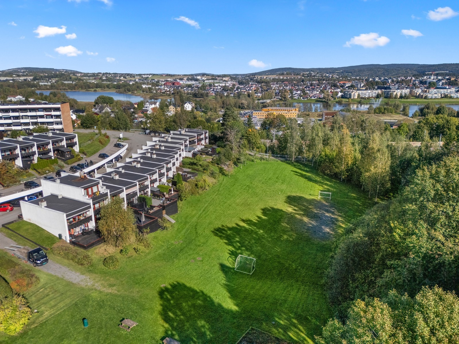 Fellesområdene består av plener, beplantning og lekeplasser. Galleribilde