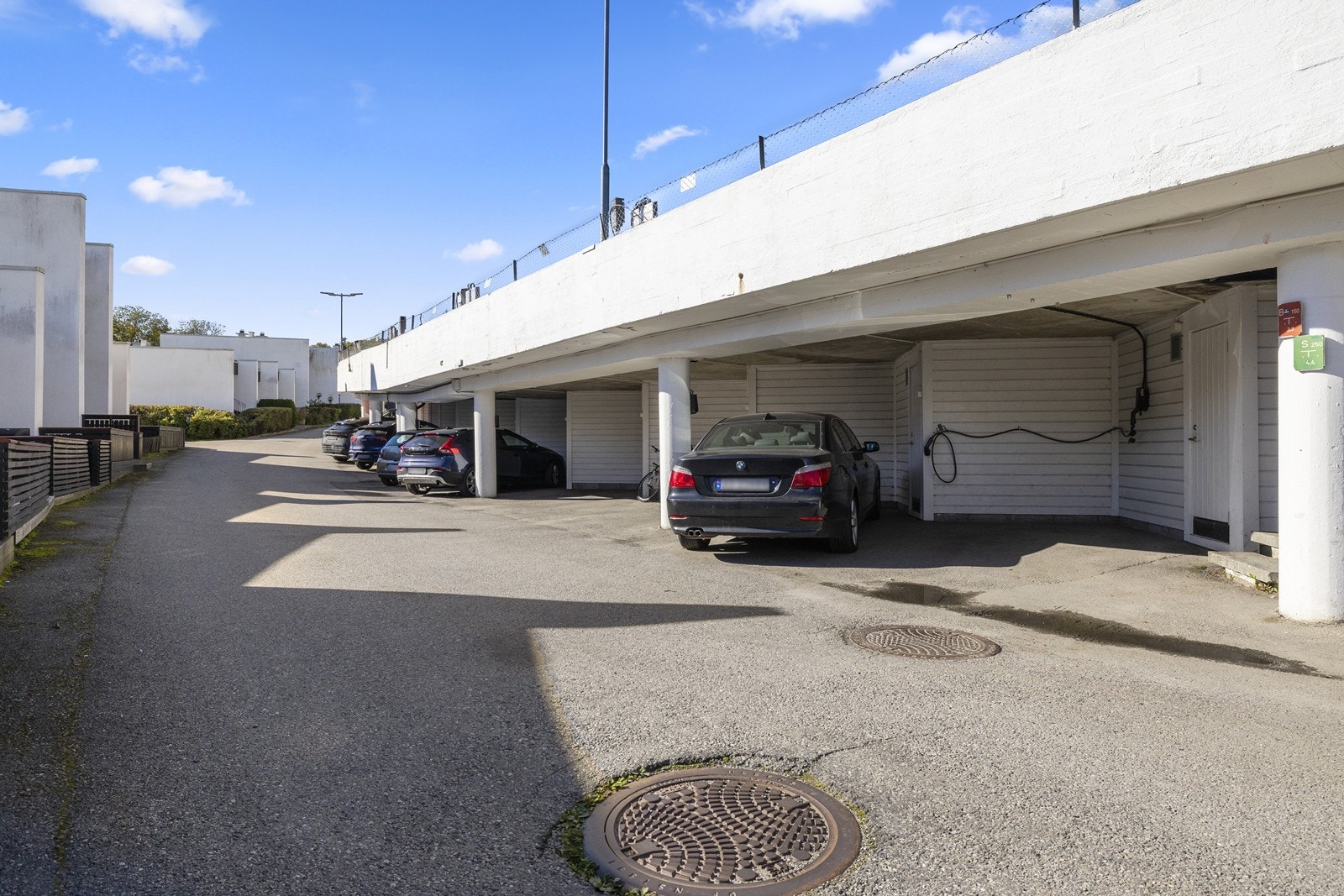 Boligen disponerer én biloppstillingsplass med tilhørende bod. Galleribilde