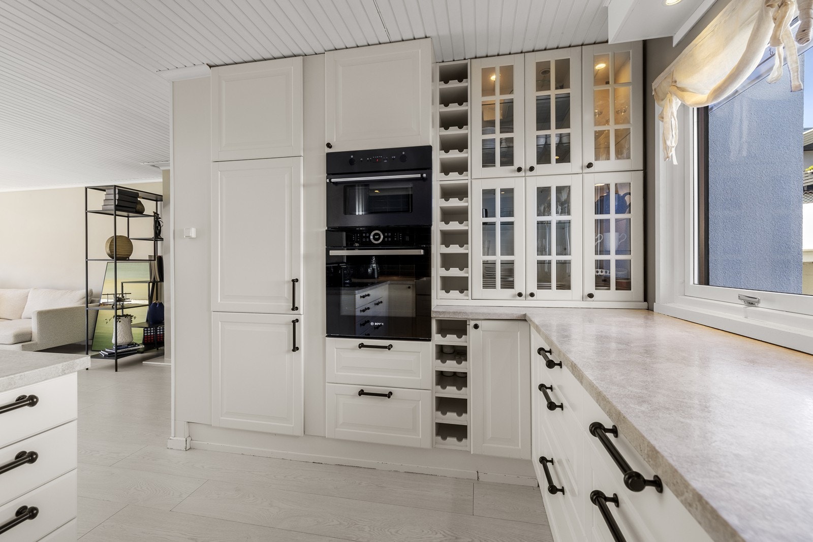 Integrerte hvitevarer som koketopp, stekeovn, mikrobølgeovn og kjøleskap. Galleribilde