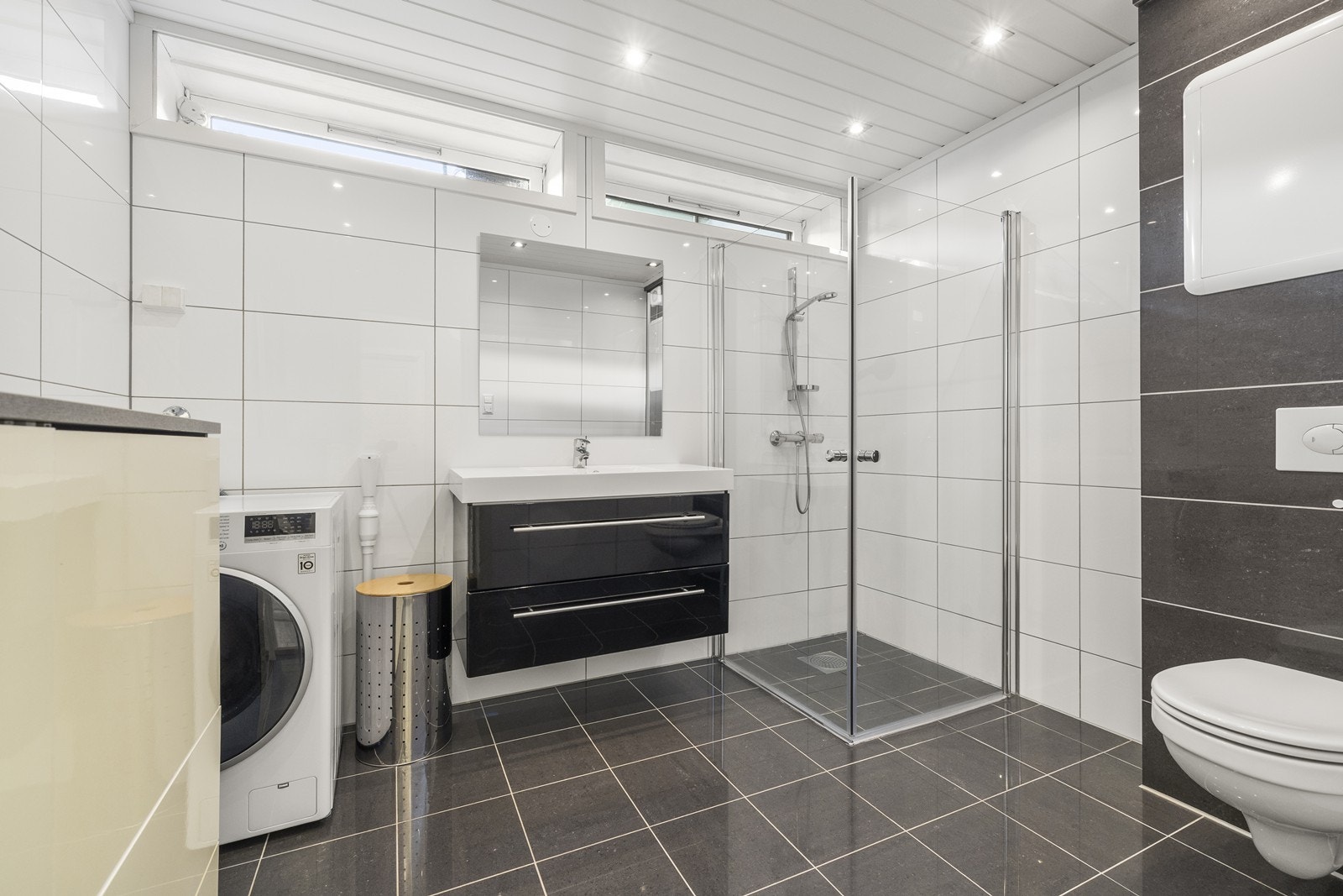 Pent flislagt baderom i tidløse fargetoner. Galleribilde