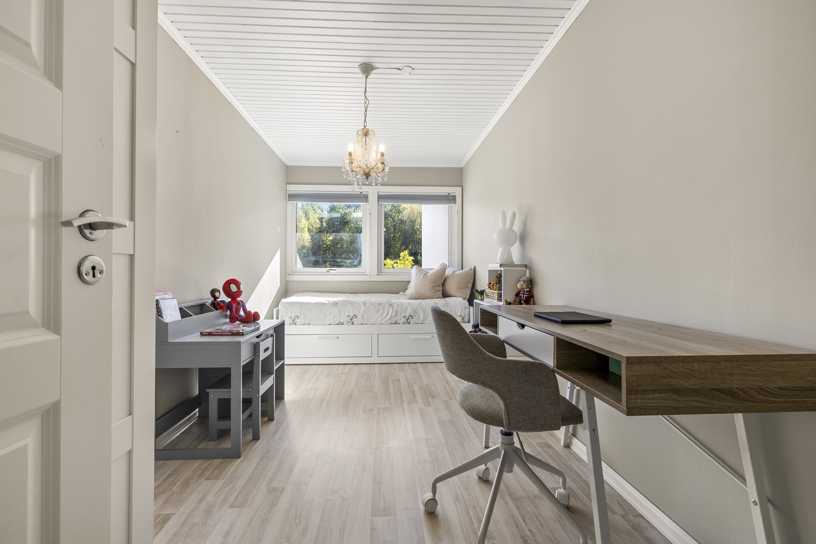 Soverom II er møblert som barnerom med seng og skrivebord. Galleribilde