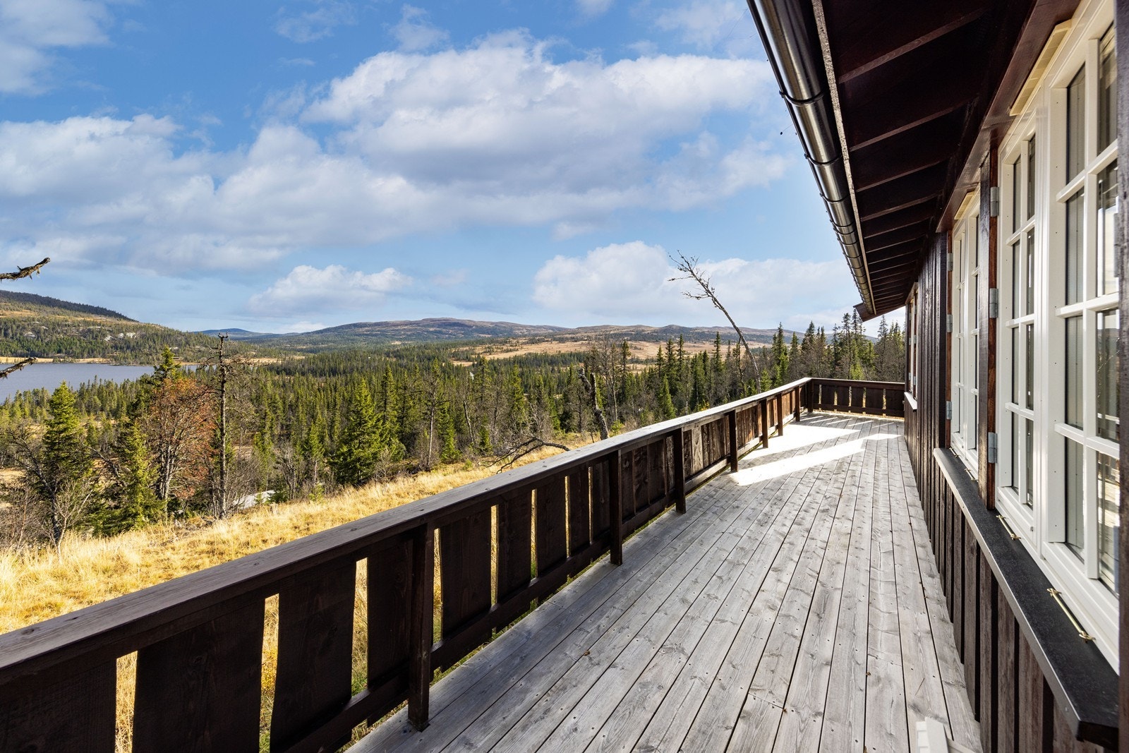 Eiendommen byr på flotte uteområder med umiddelbar nærhet til skiløype rett nedenfor hytta. Galleribilde