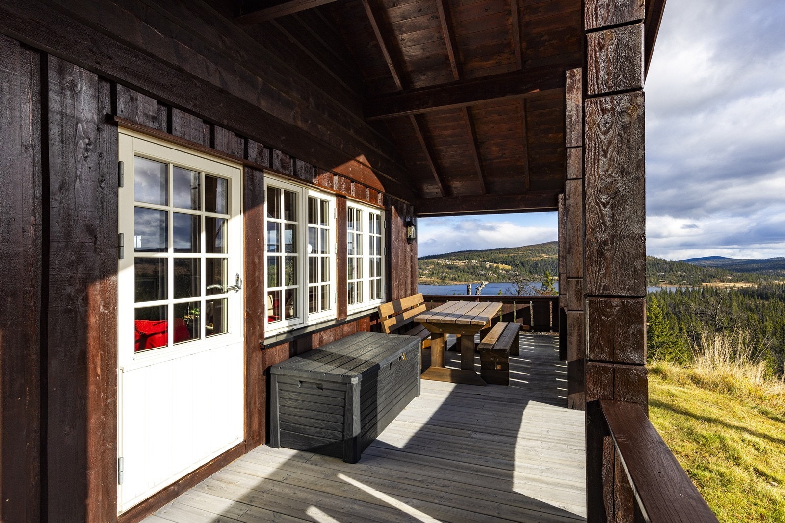 Hytta er dels omkranset med terrasse, som stedvis er takoverbygget. Galleribilde