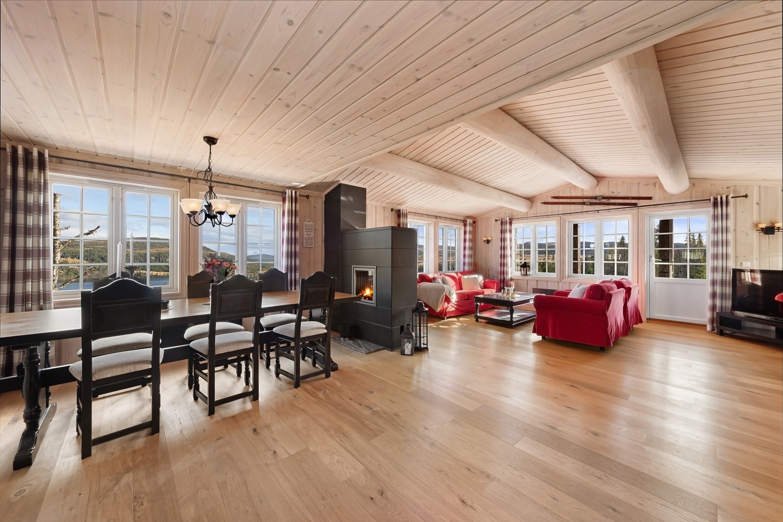 Romslig åpen stue med gode møbleringsmuligheter. Galleribilde