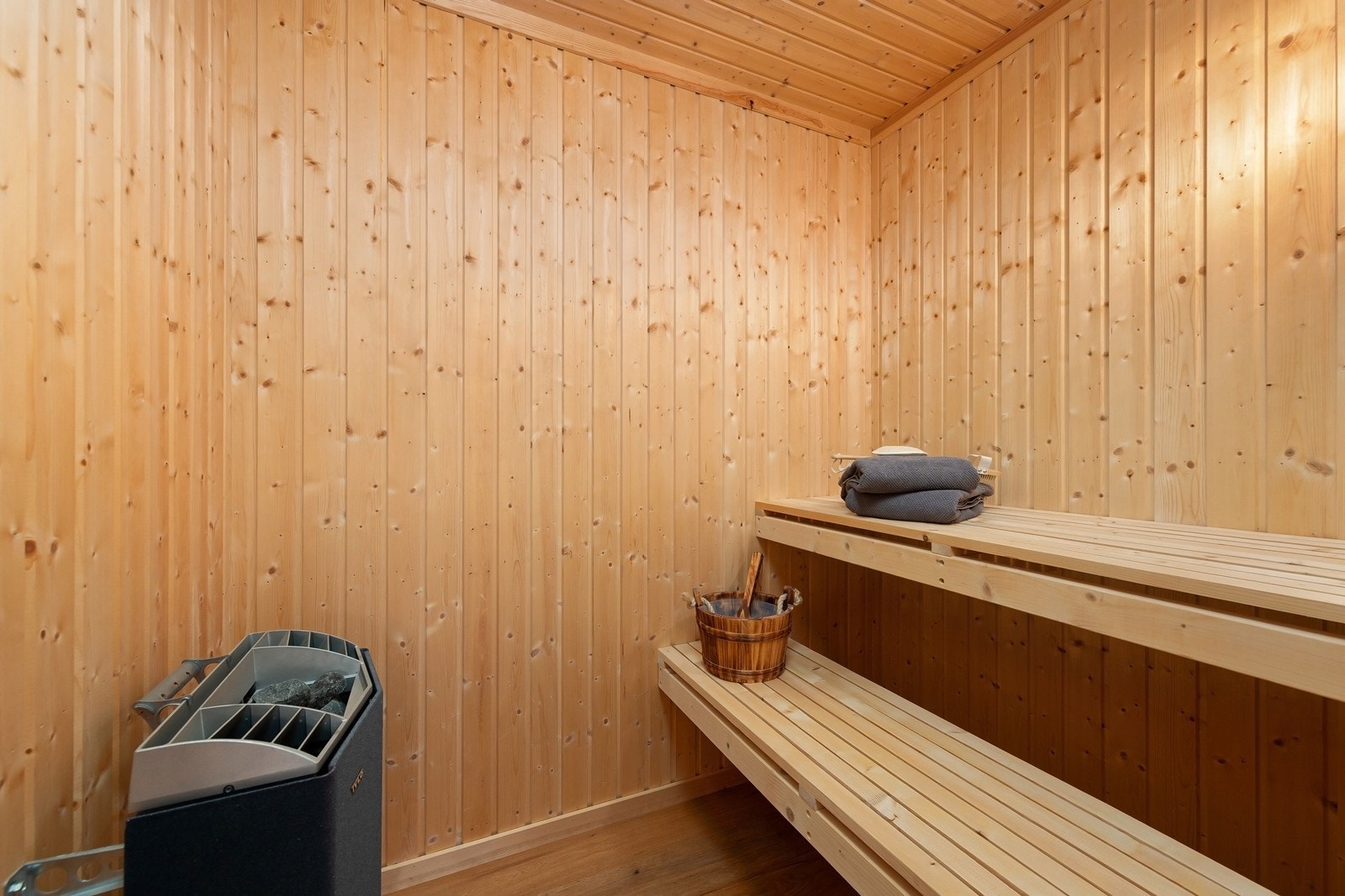 Badstue med to plassbygde sittebenker og elektrisk badstuovn. Galleribilde