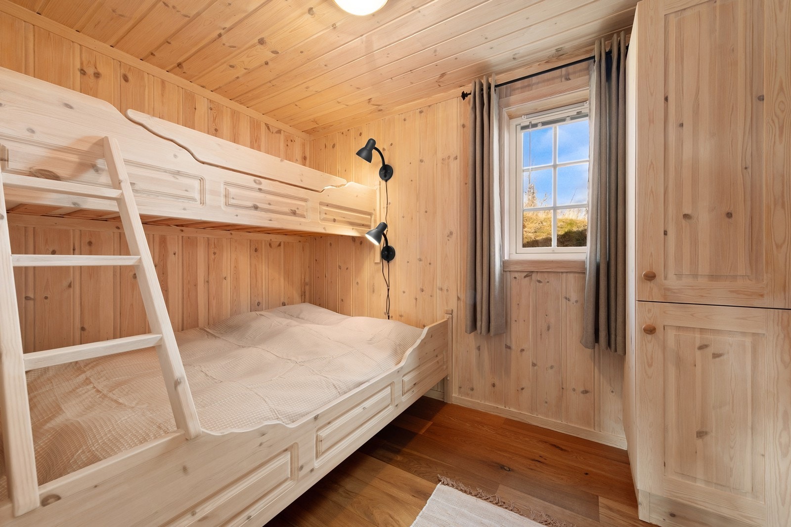 Soverom tre med familiekøye og garderobeskap. Galleribilde