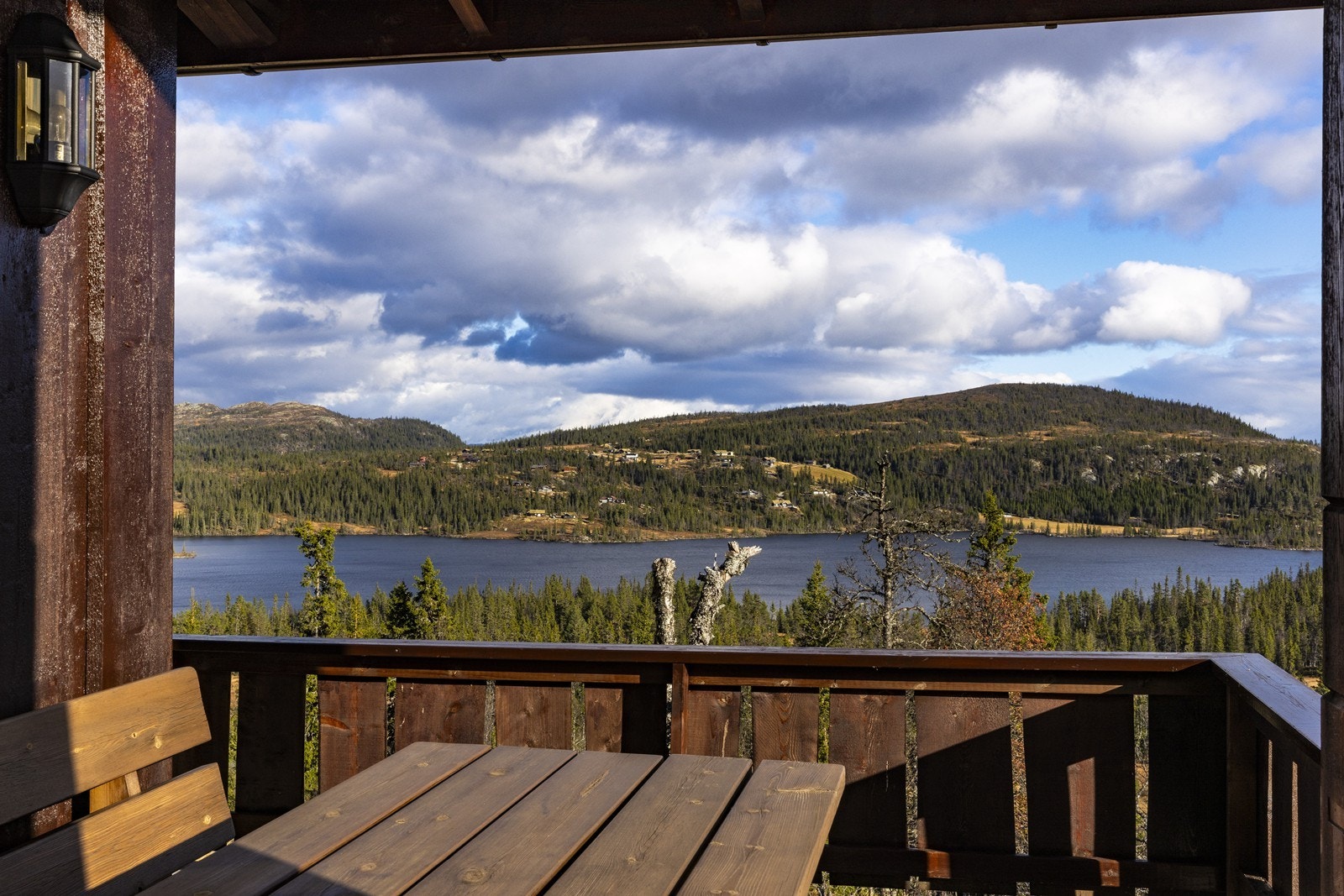 Fra hytta er det nydelig utsikt ut over Helgesetvatnet. Galleribilde