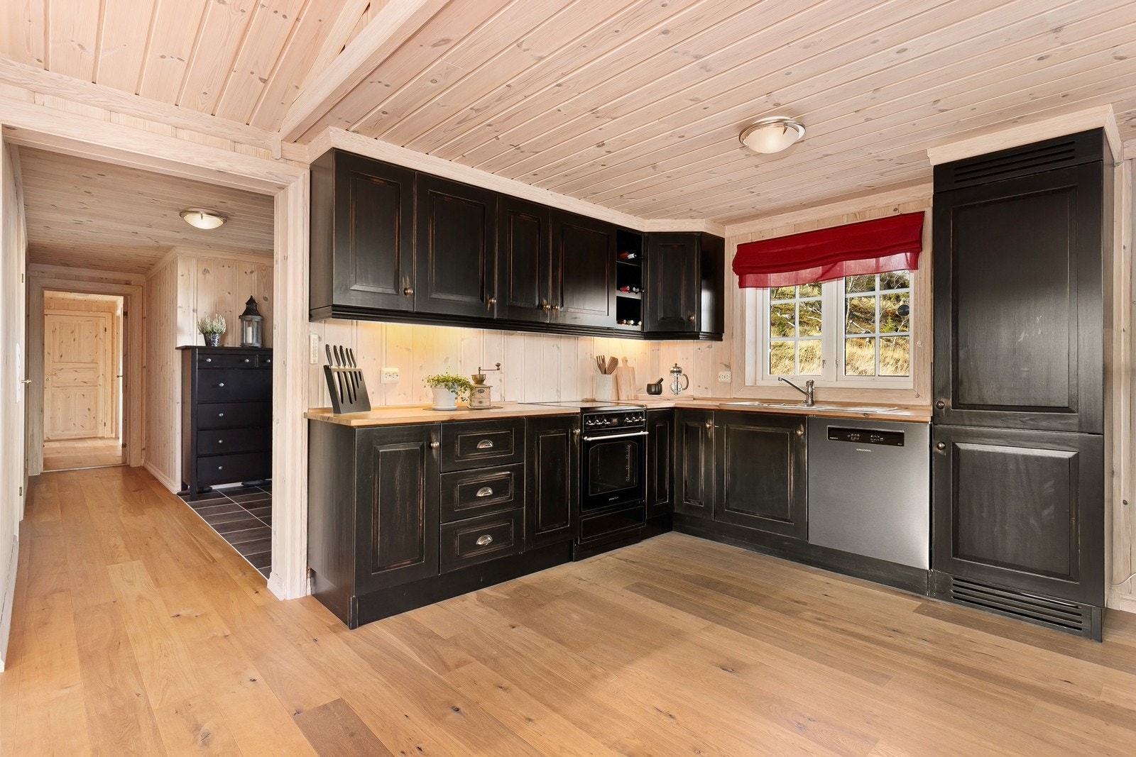 Kvalitetskjøkken fra Nedre Eggedal Hyttemøbel. Kjøkkenet inneholder integrerte hvitevarer som komfyr, oppvaskmaskin og kjøl-/frys. Galleribilde