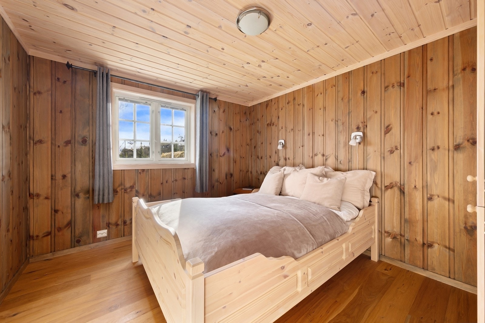 Hovedsoverom med garderobeskap og god plass til dobbeltseng. Galleribilde