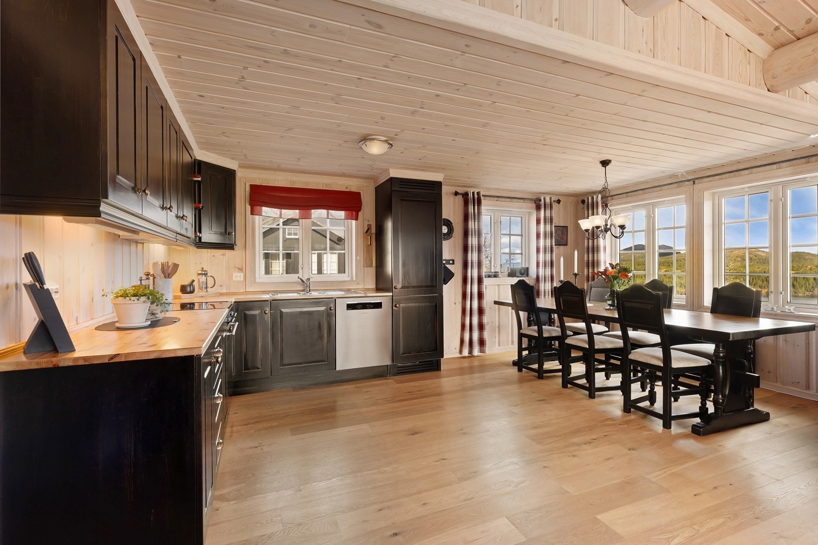 I tilknytning til kjøkkenet er det god plass til spisegruppe. Galleribilde