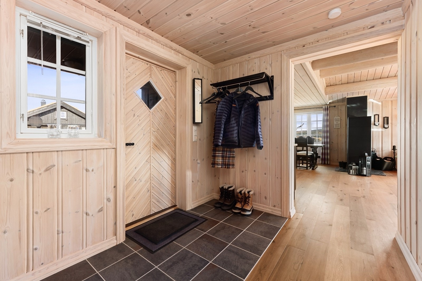 Flislagt entre med varmekabler. Galleribilde