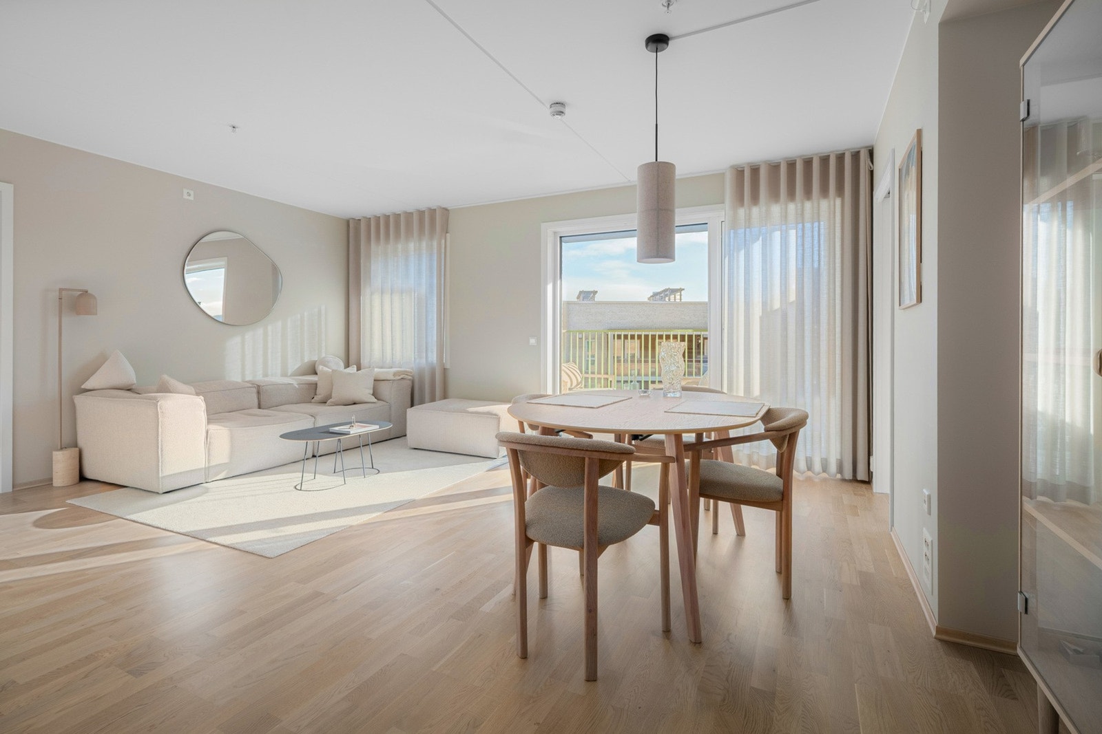 Gjennomgående pen parkett i alle rom, og takhøyde i stue på 2,5m Galleribilde