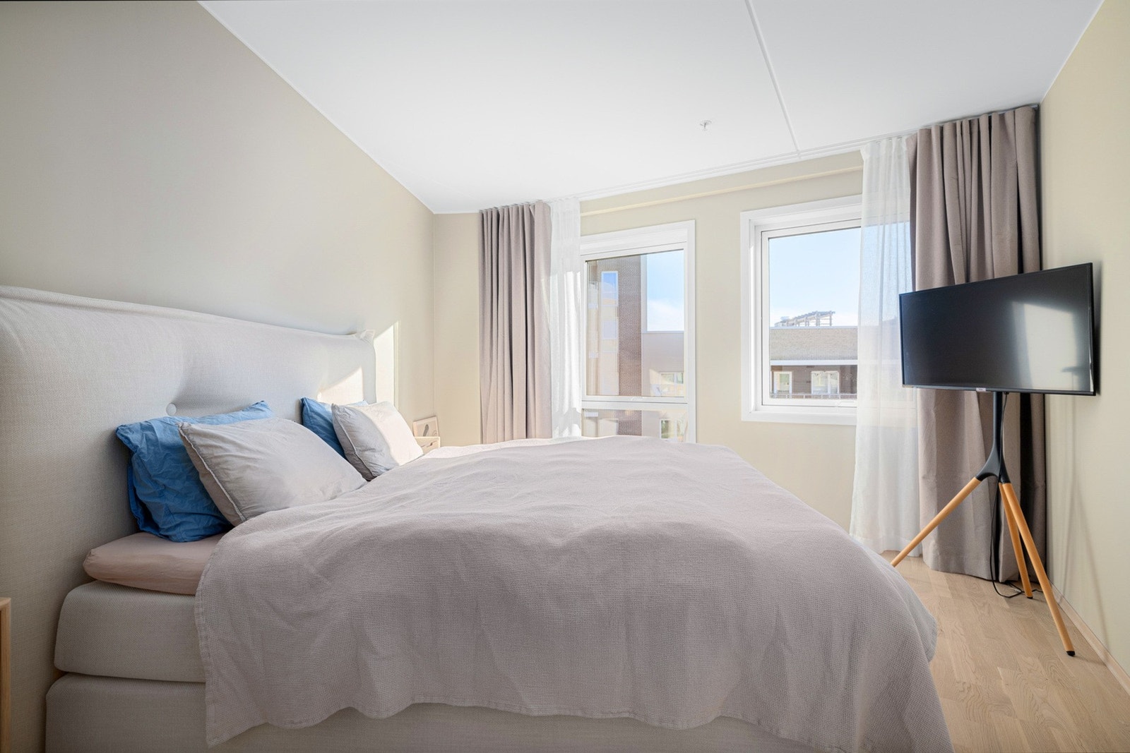 Lekkert hovedsoverom med god plass for dobbelseng med tilhørende nattbord Galleribilde