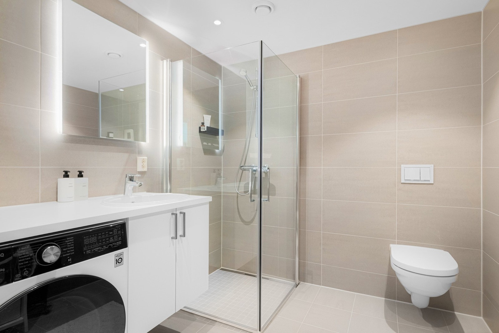 Malte flater i tak. Downlights med dimmer. Galleribilde